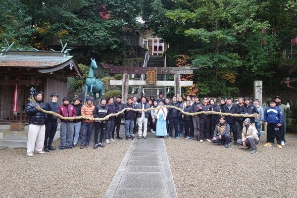 注連縄奉納のようす