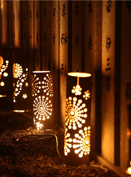 竹あかり奉納の様子